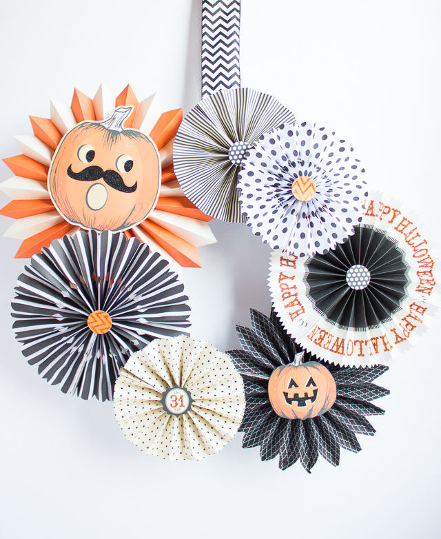 paper fan, paper fan wreath, halloween wreath. diy wreath